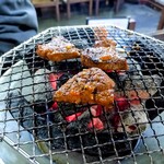 ホルモン牛若 - 牛レバー調理中