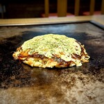 Hiroshima Fuu Okonomiyaki Yuuka - ■モダン焼き ブタ ￥913
      (トッピング・モチとチーズ 各￥110)