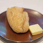 ラトラスフィス - ランチコース 6405円 のバン、バター