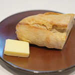 ラトラスフィス - ランチコース 6405円 のバン、バター