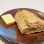ラトラスフィス - ランチコース 6405円 のバン、バター