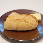 ラトラスフィス - ランチコース 6405円 のバン、バター