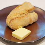 ラトラスフィス - ランチコース 6405円 のバン、バター