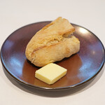 ラトラスフィス - ランチコース 6405円 のバン、バター