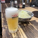 大森ホルモン まるみち - 生ビール580円、お通しのキャベツ