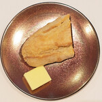 ラトラスフィス - ランチコース 6405円 のバン、バター