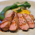 ラトラスフィス - ランチコース 6405円 の鴨胸肉のロティ 焼き林檎と蜂蜜のジュ