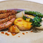 ラトラスフィス - ランチコース 6405円 の鴨胸肉のロティ 焼き林檎と蜂蜜のジュ