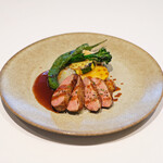 ラトラスフィス - ランチコース 6405円 の鴨胸肉のロティ 焼き林檎と蜂蜜のジュ