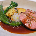 ラトラスフィス - ランチコース 6405円 の鴨胸肉のロティ 焼き林檎と蜂蜜のジュ