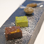 ラトラスフィス - ランチコース 6405円 の小菓子4品