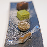 ラトラスフィス - ランチコース 6405円 の小菓子4品