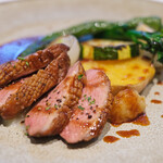 ラトラスフィス - ランチコース 6405円 の鴨胸肉のロティ 焼き林檎と蜂蜜のジュ