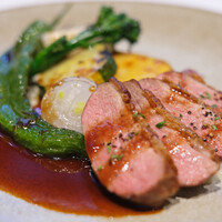 ラトラスフィス - ランチコース 6405円 の鴨胸肉のロティ 焼き林檎と蜂蜜のジュ