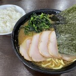ラーメン 杉田家 - チャーシュー麺とライス
