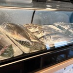 あじふらい てしお - 見事な鯵が並ぶ