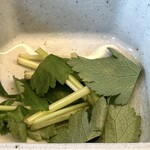 あじふらい てしお - あじかつを乗せたご飯に三つ葉を散らし