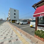 ブランジェリー　コロンバージュ - 到着時は満車で歩道に乗り上げてのハザード待ちが2台、対向車線での右折待ちが2台いたほどこの店の前だけ混雑していた。来店の際は注意だ。