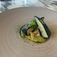 タワーズ - 母が頼んだ筍の竹炭衣焼き。外側が黒焦げなのではなく食べられる竹炭です！