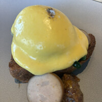 タワーズ - 名物のエッグベネディクト。真ん中を割るとトロトロ黄身があふれ出します。下はブリオッシュで食べやすいです。