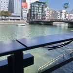 menkafedomeikyoushisui - テラス席から眺める那珂川