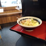 Hachiban Ramen - みーちゃんから受け取ります