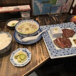 炭焼牛たん東山 - 特選牛タン定食全景