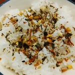 灼味噌らーめん 八堂八 - ジンギスカン定食 1200円、八堂八特製ふりかけをかけたご飯