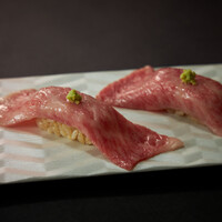 口溶け霜降り希少部位の肉寿司（2貫）