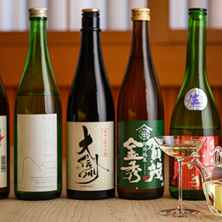 時令菜餚和精心挑選的美味日本酒。度過一個輕鬆的時刻