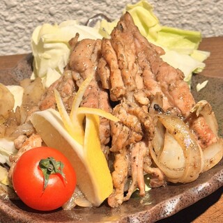 还提供炭烤猪肉菜肴和各种冲绳料理。