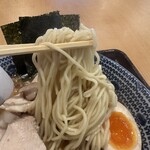 239210139 - 麺は中細麺でモッチリしていて、スープの旨味が染みています。