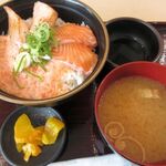 海鮮丼専門店 魚とおこめとドンブリと - サーモン三昧丼(1290円)