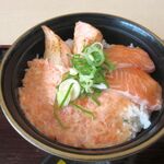 海鮮丼専門店 魚とおこめとドンブリと - サーモン三昧丼(1290円)