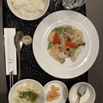 石林 - ランチセット【E】 週替わりメイン料理（¥1,350）