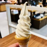 ミルク&パフェ よつ葉ホワイトコージ - ソフトクリーム（バニラ シュガーコーン）