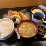 Yasuragi Dokoro Hisa - 全体像、ブリかま塩焼き、とろろ、野菜たっぷり味噌汁にご飯。