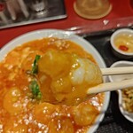 麺や 菜 - プリプリしてて美味しい。
      あんまり辛くない。
      フリッターみたいなエビチリが多いなか、モノホンだよ、これは。