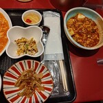 麺や 菜 - もう一品は大好き麻婆豆腐でしたw
      そう考えると1150円なのに豪華だなw