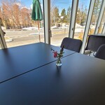 HARIO CAFE Karuizawa Ando Bijutsukan Ten - Small flower arrangements for each table