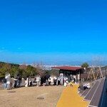 もーもーらんど 油山牧場 - ずっと行列でした〜右奥の方が展望台になっているので景色を眺めながら食べるのもいいですねっ♪