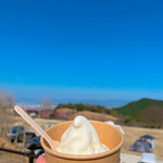 もーもーらんど 油山牧場 - 溶けちゃったソフトクリームの後ろにちらっと見えるキャンプ場