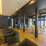 ダイニング ポート 御料鶴 - ソファー席、テーブル席がございます。