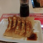 Tenkaippin - 餃子6個入りですが奥さま写真取る前に一つ食べちゃいました