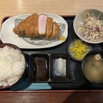 Izou - とんかつ定食　1,000円