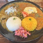 Kaosu Supaisu Daina - BアムラタチキンコルマとCすじこんカレーのあいがけ