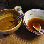 拉麺酒房 熊人 - スープ比較（左：鰹カレー拉麺、右：醤油）