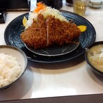 まるやま食堂 - リブロースカツ定食、豚汁変更