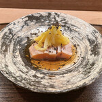 虎白 - 桜鱒炙り　黄韮　塩昆布　出汁酢
