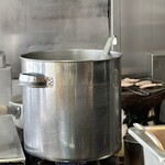 麺処 懐や - 寸胴とチャーシューを炙る様子